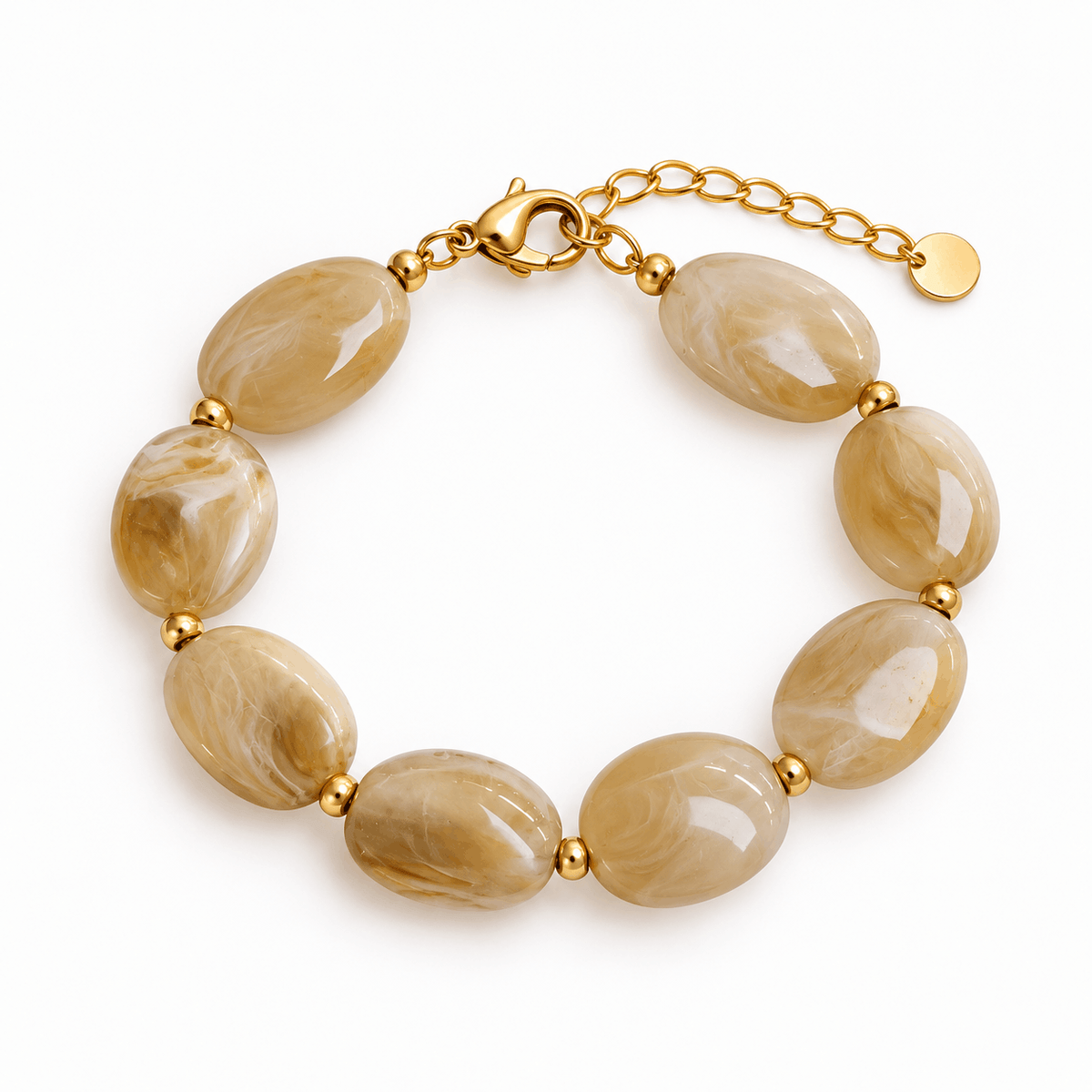Beige kralenarmband met goudkleurige details van Hippe Kraal