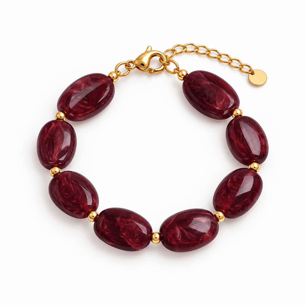 Bordeauxrode kralenarmband met goudkleurige details van Hippe Kraal