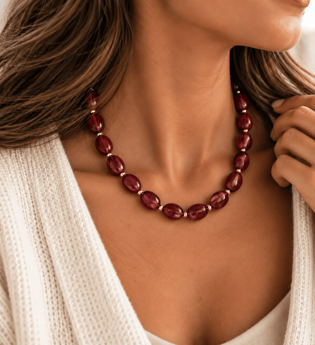 Elegante burgundy kralenketting gedragen om de hals