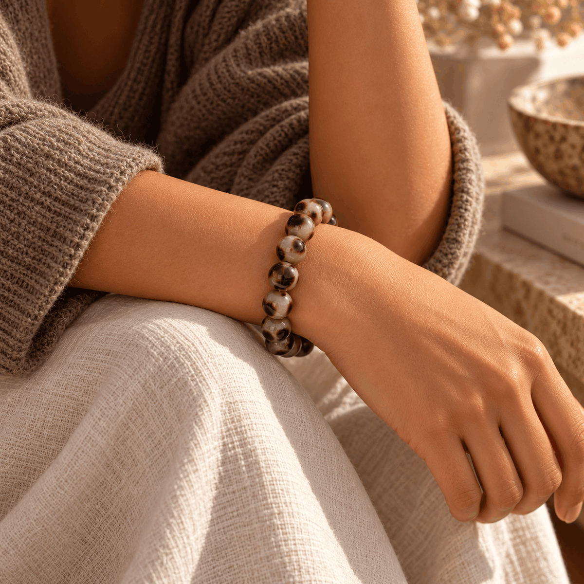 Hazel kralenarmband gedragen om de pols
