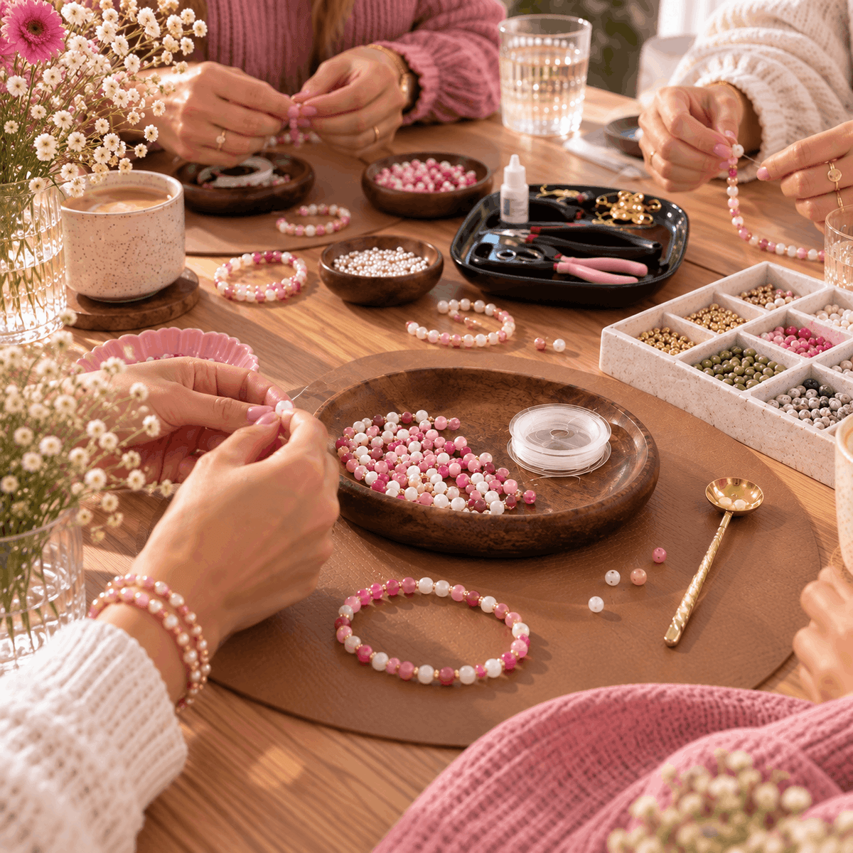 Samen sieraden maken met kralen tijdens een workshop van Hippe Kraal