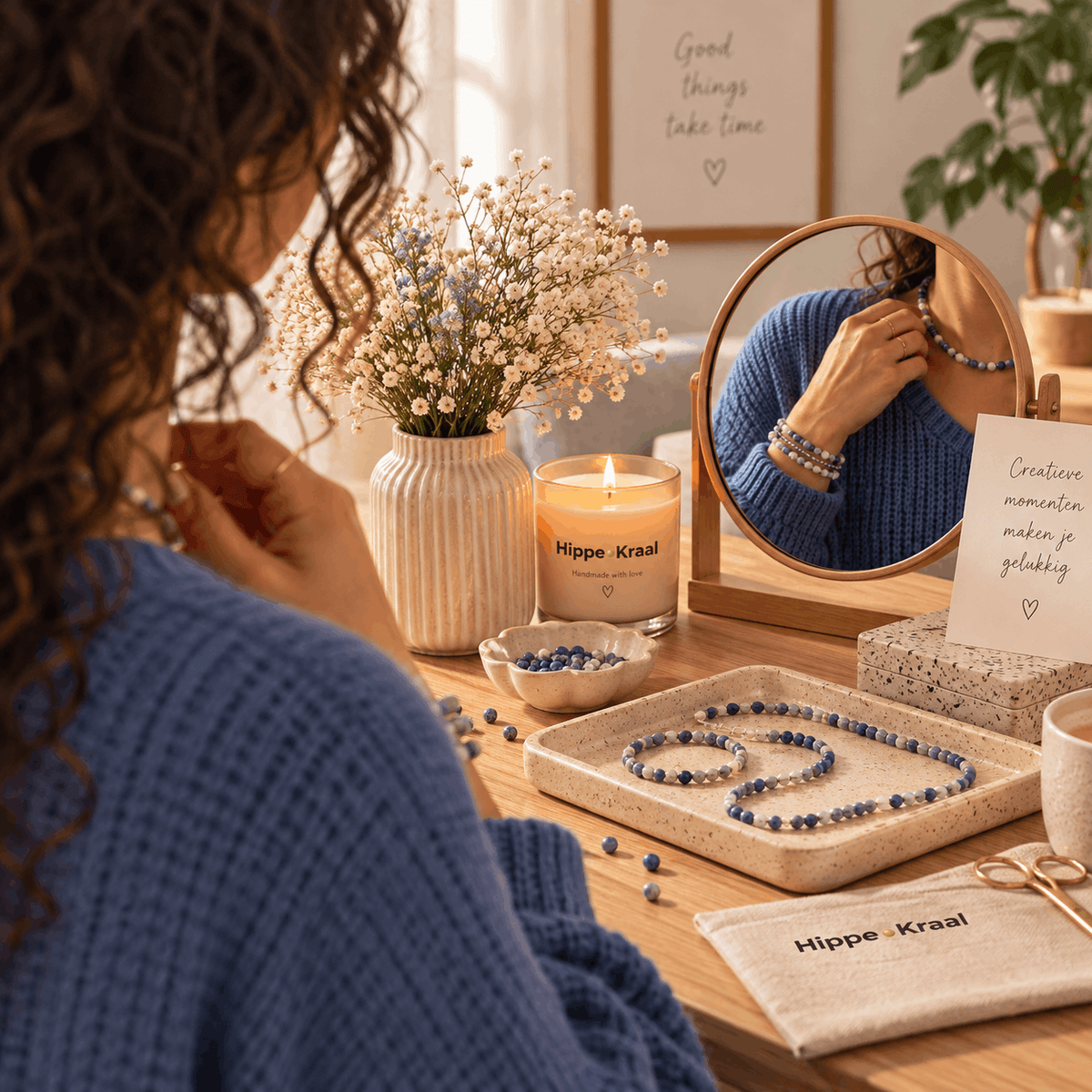 Zelfgemaakte ketting passen voor de spiegel na een sieradenworkshop bij Hippe Kraal