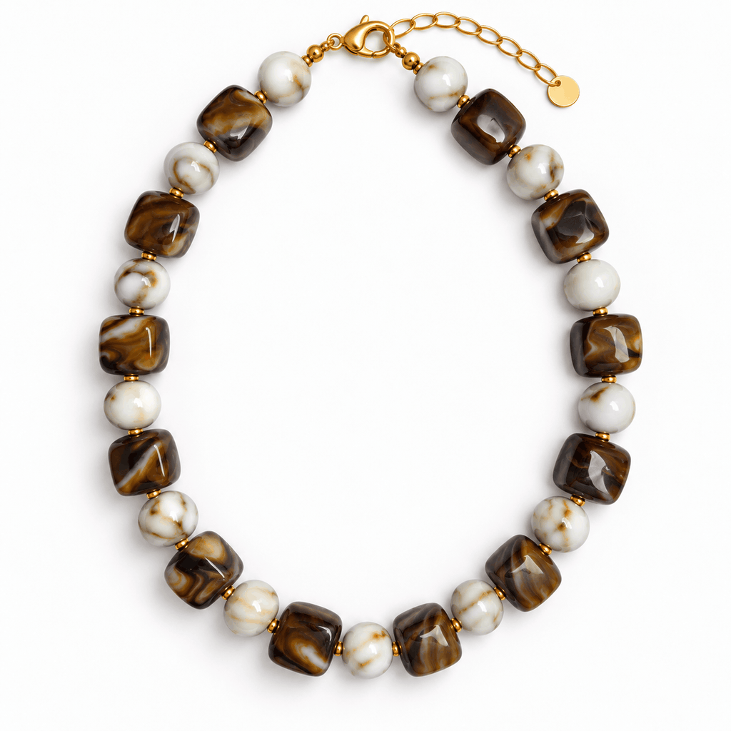 Bruin-crème kralenketting met goudkleurige details van Hippe Kraal