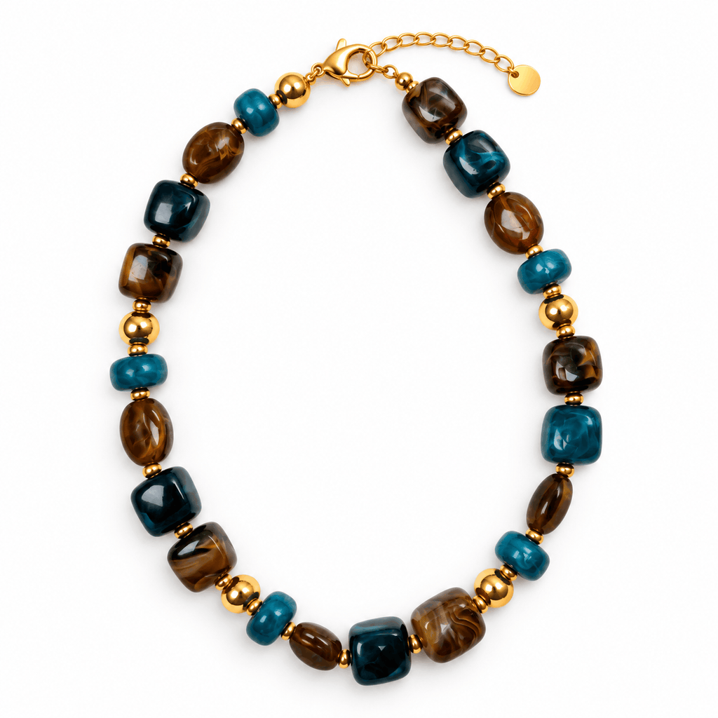 Blauwe Nola kralenketting met goudkleurige details van Hippe Kraal