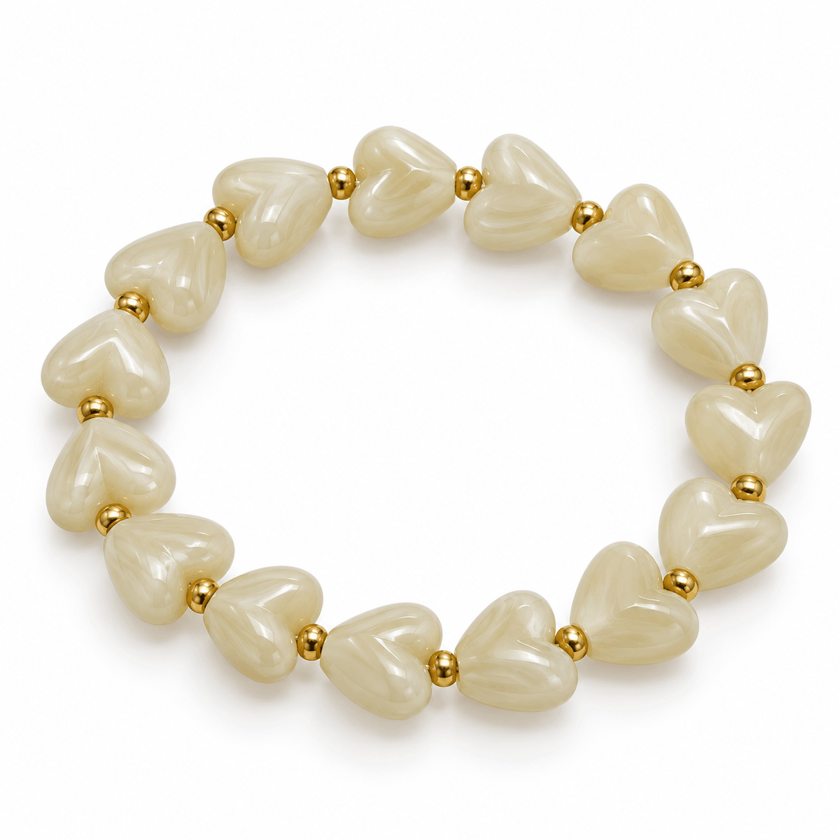 Parelkleurige hartjesarmband met glanzende kralen en goudkleurige details van Hippe Kraal