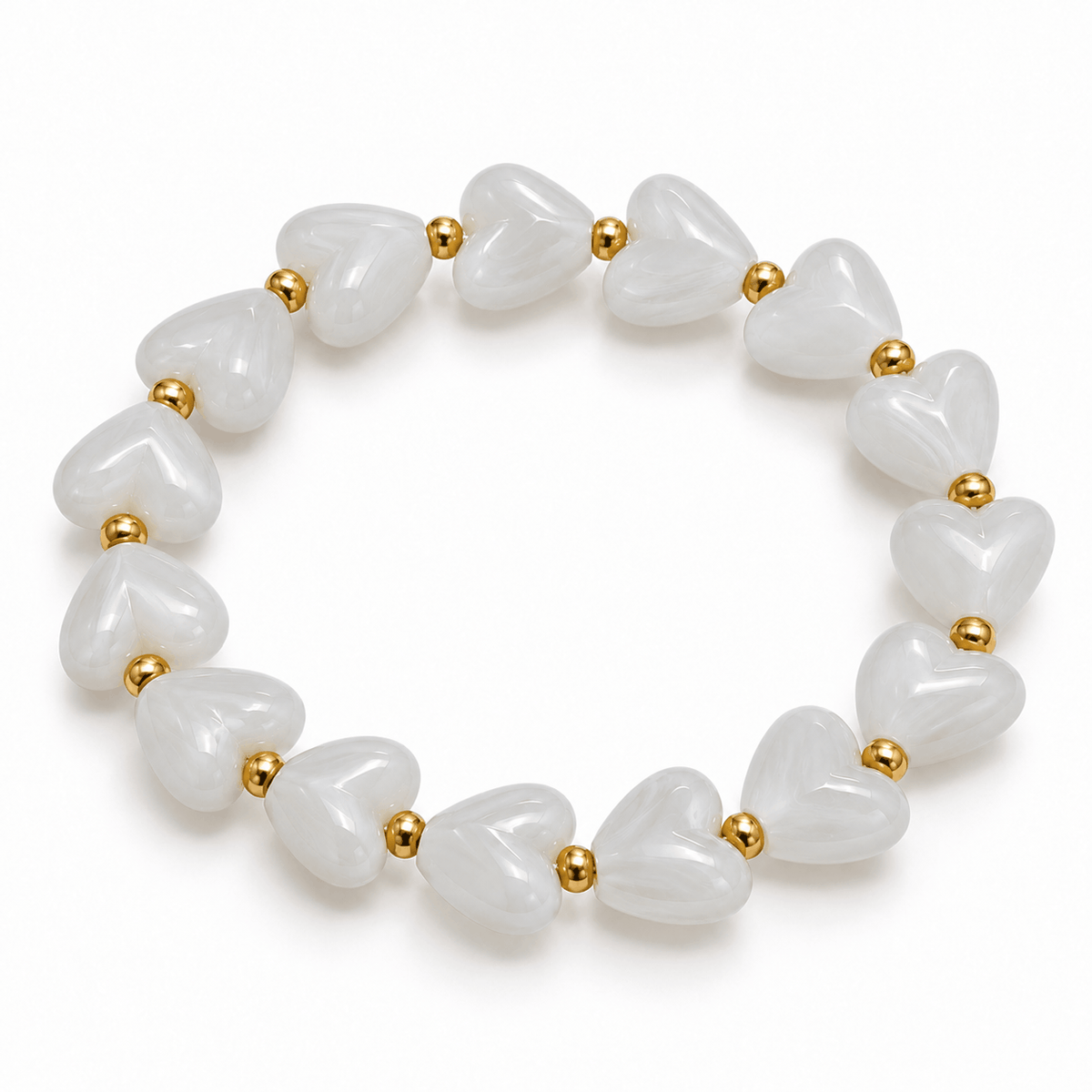 Witte hartjesarmband met glanzende kralen en goudkleurige details van Hippe Kraal