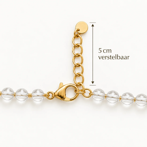 Detail van een goudkleurige sluiting aan een kralenarmband van Hippe Kraal