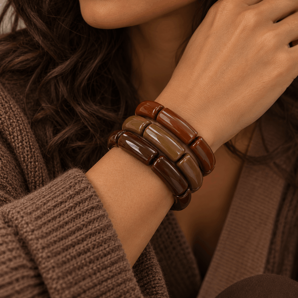 Bruine tube armband gedragen om de pols