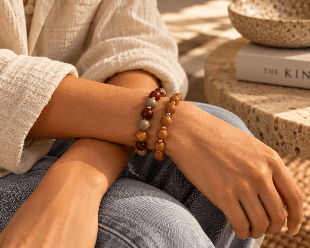 Natuurstenen kralenarmband gedragen om de pols