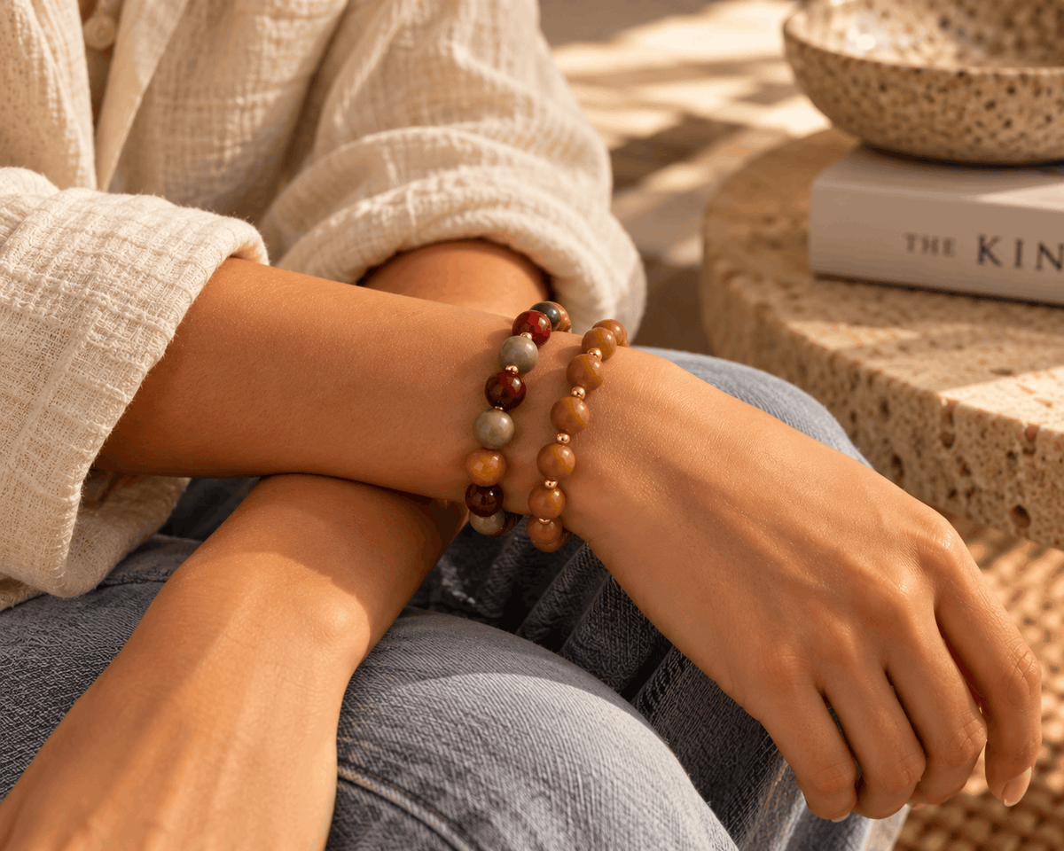Natuurstenen kralenarmband gedragen om de pols