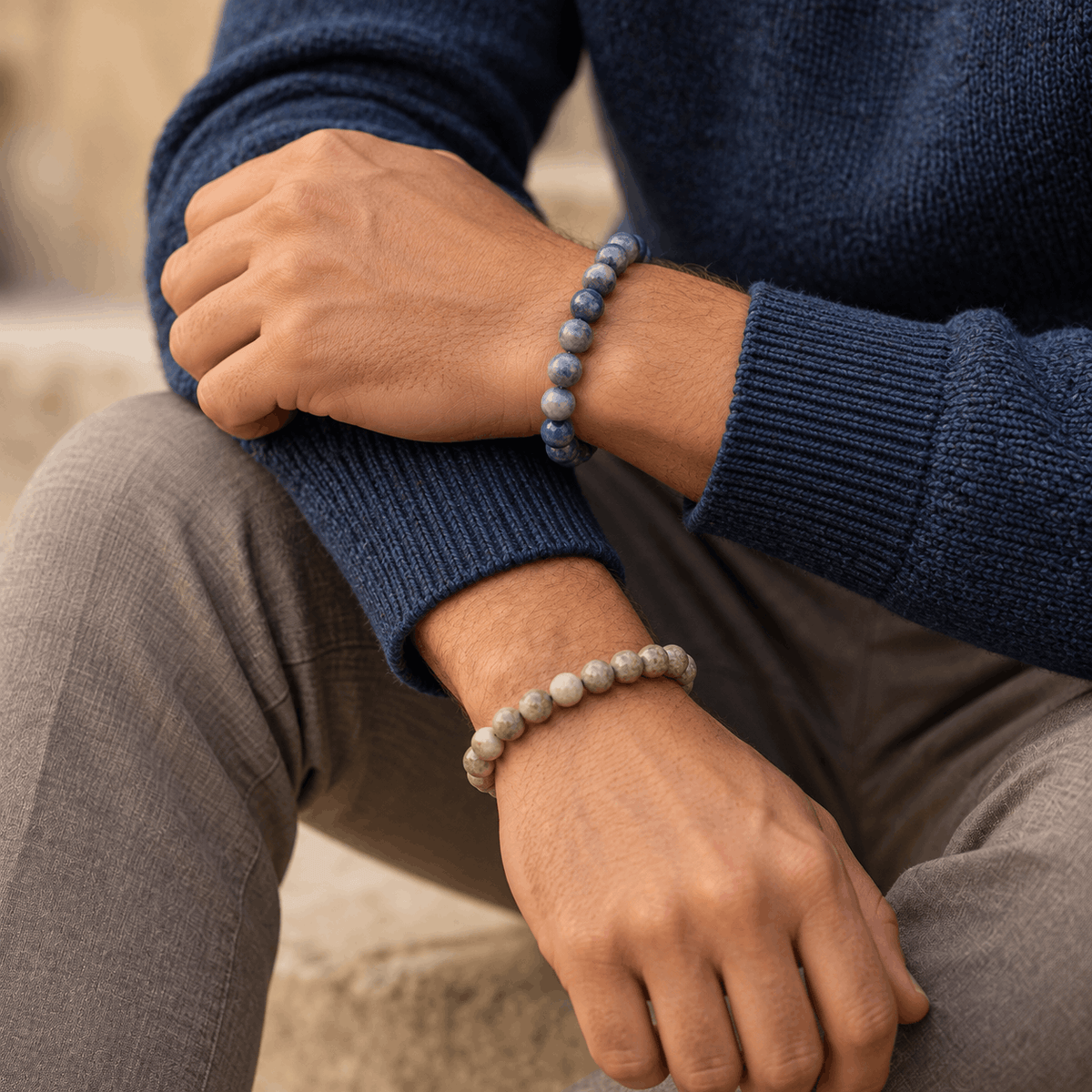 Natural natuurstenen herenarmbanden gedragen om de pols